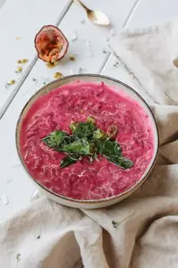 Erfrischendes Karotten-Rote-Bete-Raita mit Fenchel, ein kühles und würziges Joghurtgericht mit einem Hauch von Gewürzen.